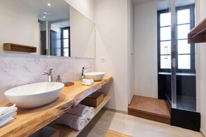 Hårtørrer, håndklæder