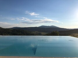 Una piscina al aire libre de temporada