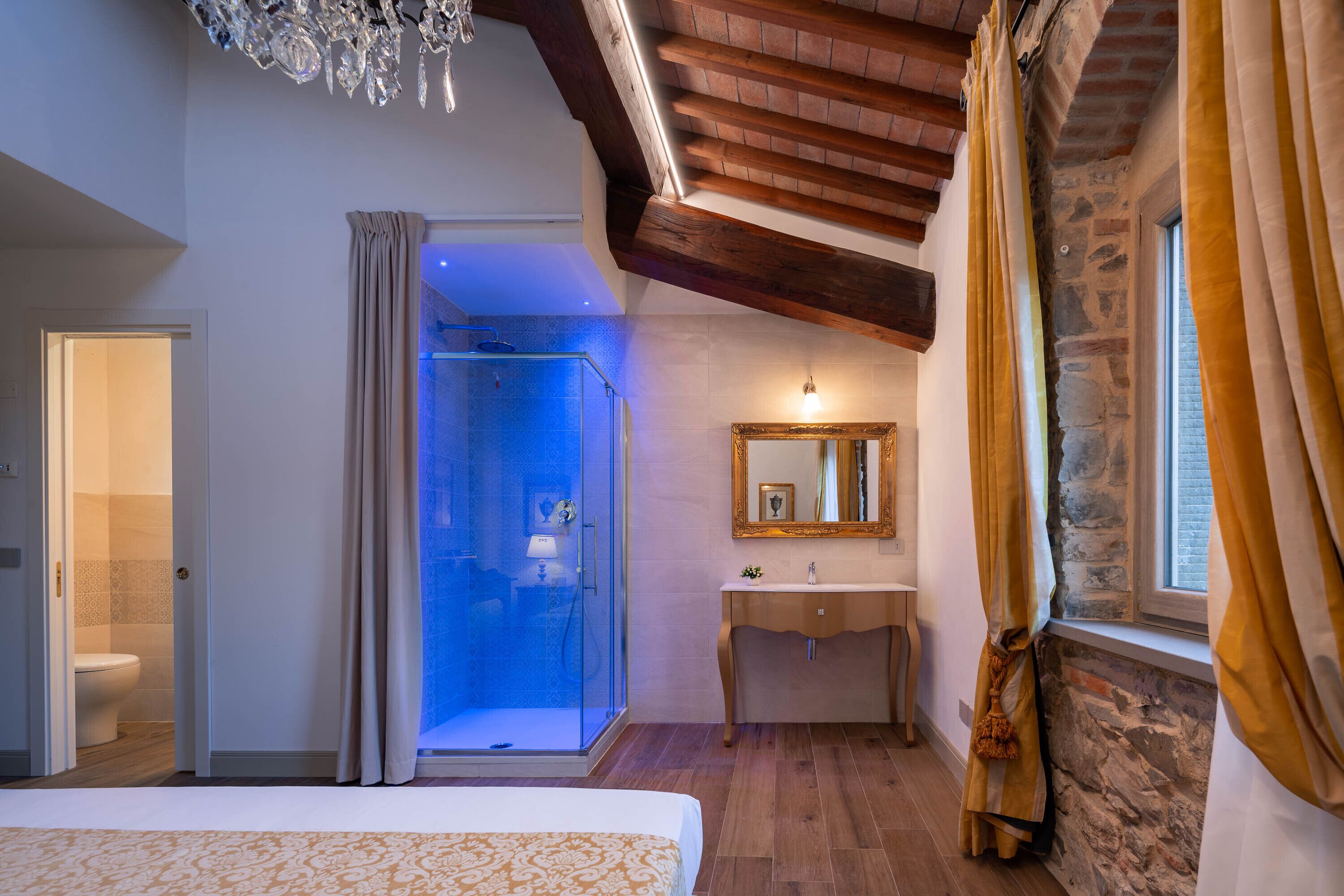 Un dormitorio con ducha, tocador y cama.