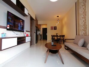 Appartement, 3 slaapkamers (2F 2812) | Woonruimte | Een 40-inch flatscreentelevisie met kabelzenders en een televisie