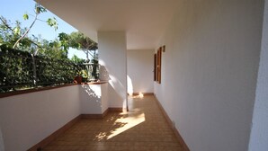 Property grounds - Elegant villa on the ground floor with large garden, beautiful porch with grill (Lido delle Nazioni)