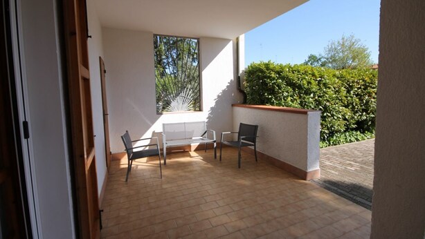 Terrace/patio - Elegant villa on the ground floor with large garden, beautiful porch with grill (Lido delle Nazioni)