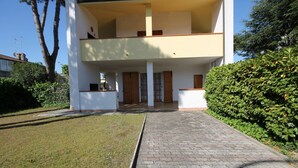 Exterior - Elegant villa on the ground floor with large garden, beautiful porch with grill (Lido delle Nazioni)