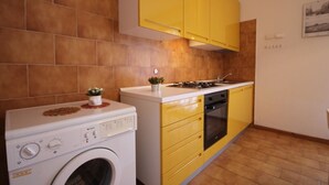 Private kitchen - Elegant villa on the ground floor with large garden, beautiful porch with grill (Lido delle Nazioni)