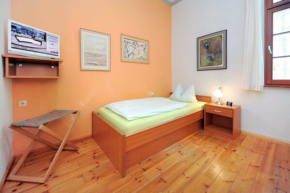 1 bedroom, in-room safe, WiFi, bed sheets
