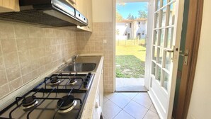 Fridge, stovetop, cookware/dishes/utensils - Detached house with 8 beds, 2 gardens, 300 meters from the sea, barbecue (Lido delle Nazioni)