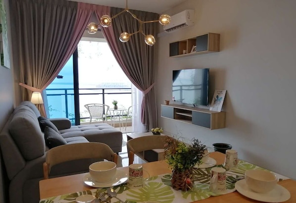 2R1B l 4B 2811 | Living area | Flat-screen TV - Forest City Ataraxia Park 4 by Wastone (Gelang Patah)