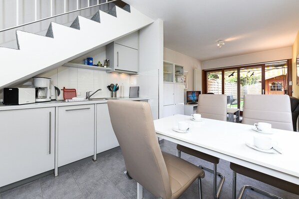 Kühlschrank, Mikrowelle, Ofen, Geschirrspüler