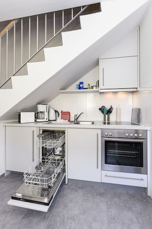 Kühlschrank, Mikrowelle, Ofen, Geschirrspüler