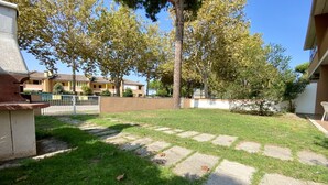 Property grounds - Apt. 900 meters from the sea with large garden, renovated kitchen and bathroom (Lido delle Nazioni)