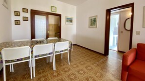 Dining - Apt. 900 meters from the sea with large garden, renovated kitchen and bathroom (Lido delle Nazioni)