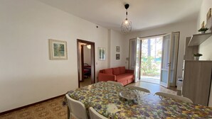 Interior - Apt. 900 meters from the sea with large garden, renovated kitchen and bathroom (Lido delle Nazioni)
