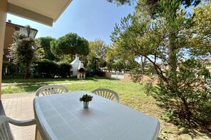 Outdoor dining - Apt. 900 meters from the sea with large garden, renovated kitchen and bathroom (Lido delle Nazioni)