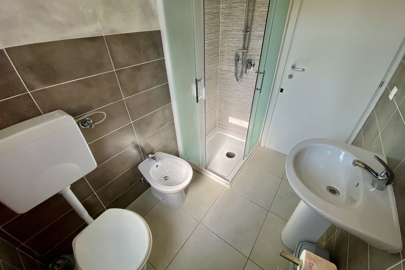 Douche, bidet, papier toilette