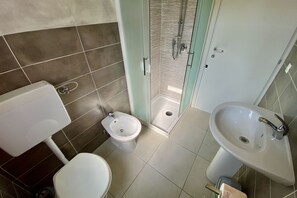 Douche, bidet, papier toilette