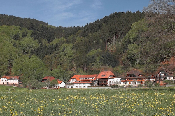 Top Lage eingebettet zwischen Wald und Wiese mit herrlichem Ausblick.