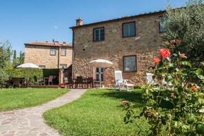 Outdoor dining - Lodging in Tuscany,pool,children pool,Aircon,family and children friendly (Montaione)