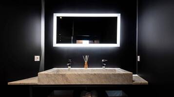 Bañera, secador de pelo, toallas