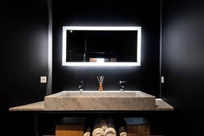 Bañera, secador de pelo, toallas