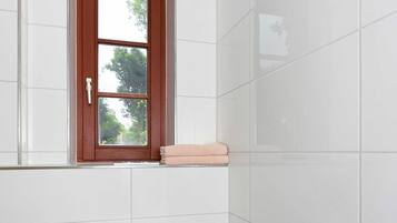 Haartrockner, Handtücher, Seife, Toilettenpapier