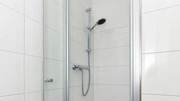 Haartrockner, Handtücher, Seife, Toilettenpapier