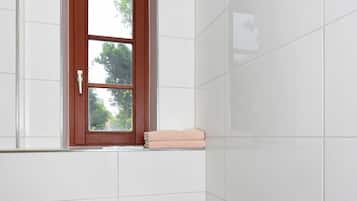 Haartrockner, Handtücher, Seife, Toilettenpapier