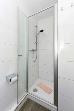 Sèche-cheveux, serviettes fournies, savon, papier toilette