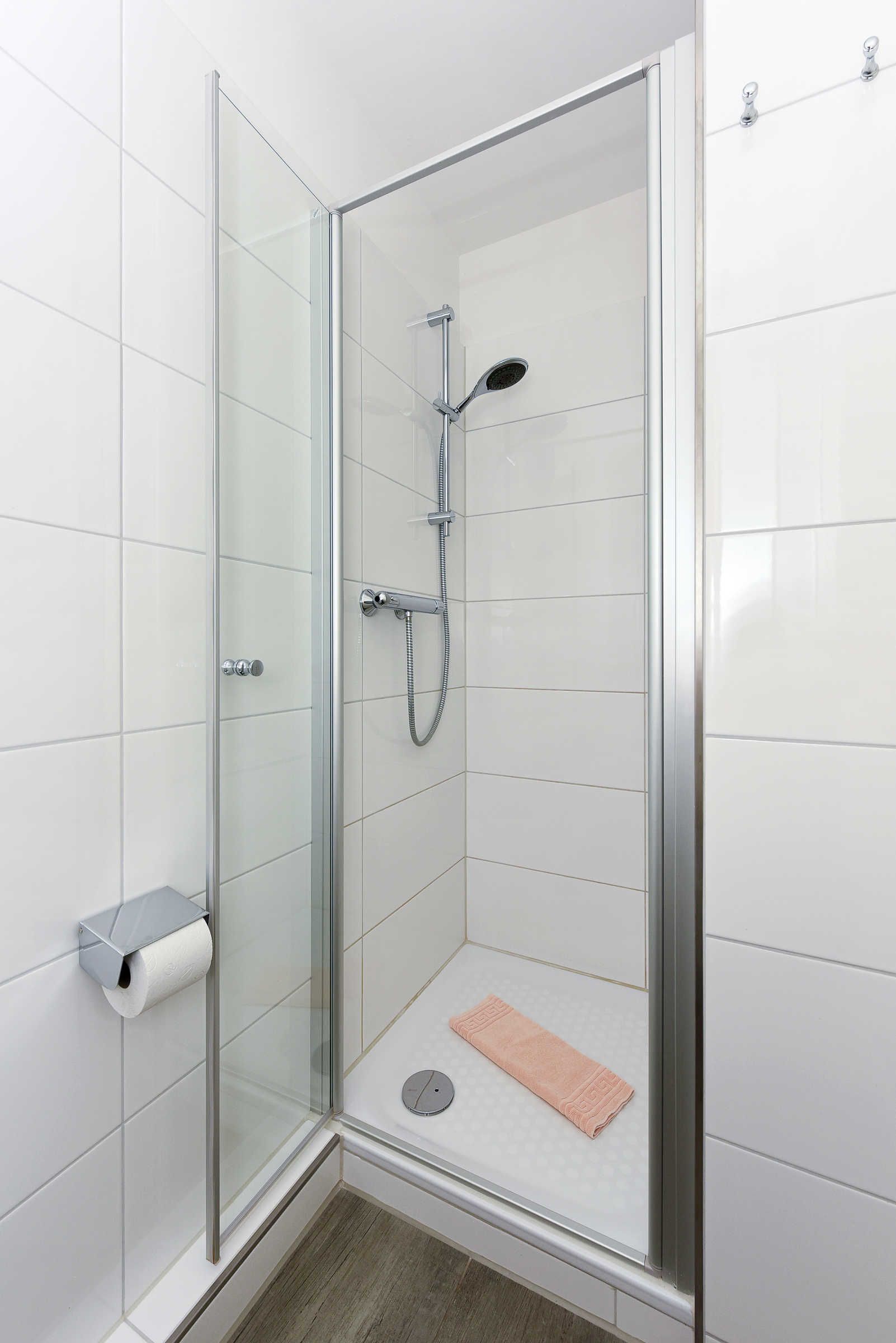 Haartrockner, Handtücher, Seife, Toilettenpapier