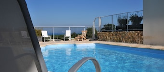 Villa with sea view and heated pool (in season)