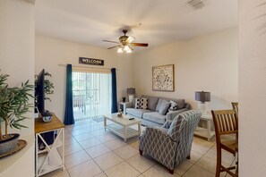 Télévision, lecteur de DVD, baby-foot, table de tennis de table