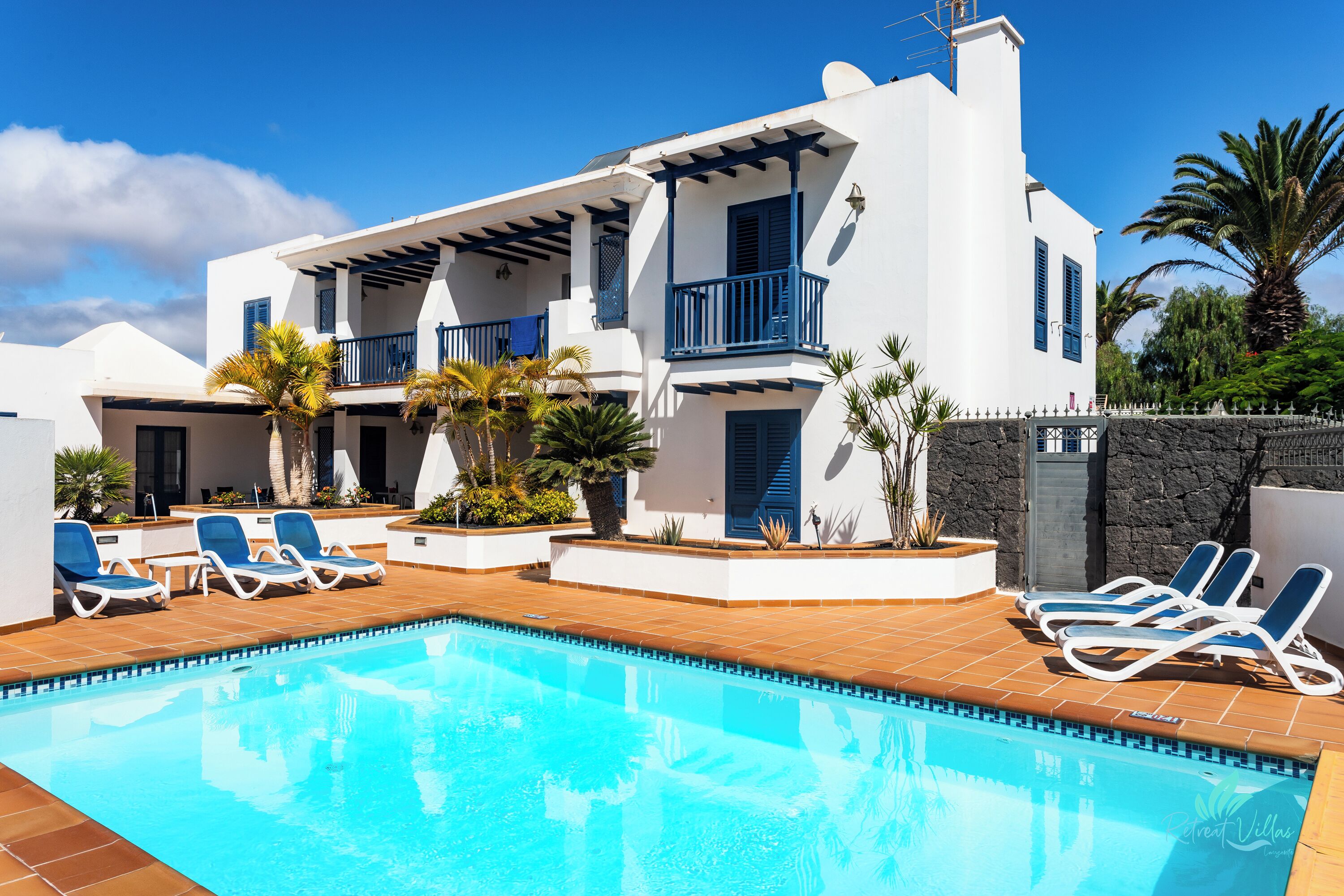 Lämmitetty uima-allas, aurinkotuoleja