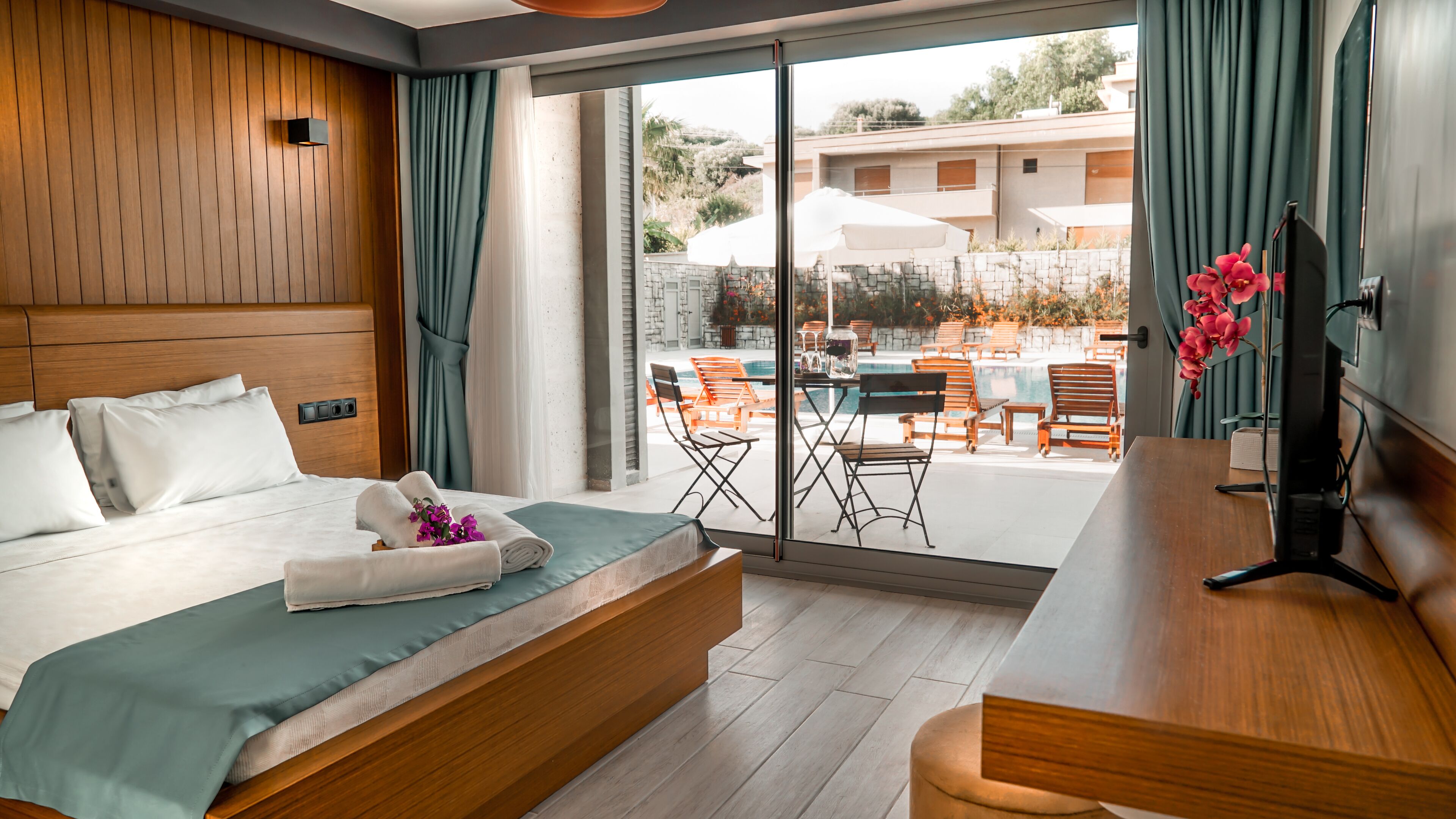 deluxe double room, 1 queen bed, pool view | 1 bedroom, premium bedding, minibar, in-room safe