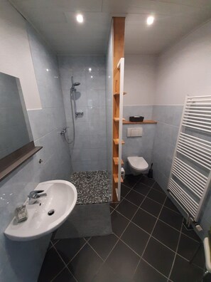 Shower, hair dryer, towels, soap - Vacation apartment Endries<br>Piesport / Mosel (Piesport)