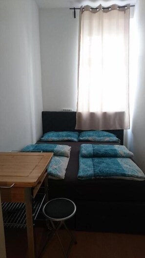 Hypo-allergenic bedding, down comforters, blackout drapes - ABAI Hostel (Vienna)