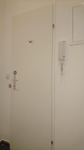 Baignoire, sèche-cheveux, chaussons, serviettes fournies