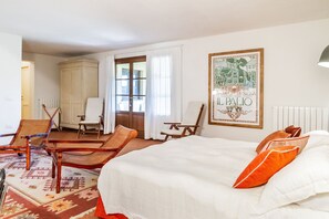 3 habitaciones, escritorio y tabla de planchar con plancha 