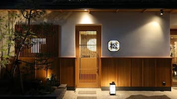 住宿正面 (夜晚)