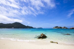 Una playa cerca, arena blanca