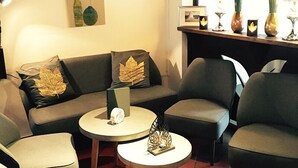 Lobby sitting area - Dahoam by Sarina - Hotel & Suites (Zell am See)