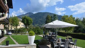 Outdoor dining - Dahoam by Sarina - Hotel & Suites (Zell am See)