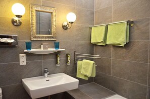 Bathroom - Dahoam by Sarina - Hotel & Suites (Zell am See)