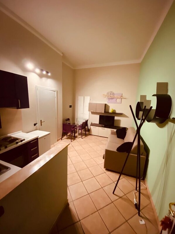 A compact living space with a kitchenette, a dining area, and a seating area. - Hermoso Housing HH Valenza (Valenza)
