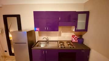 Standard Apartment | Private kitchen | Cookware/dishes/utensils