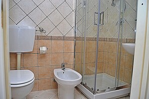 Standard Apartment | Bathroom | Hair dryer, bidet, towels, soap - Hermoso Housing HH Valenza (Valenza)