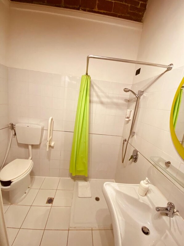 A bathroom with a toilet, shower, and sink. - Hermoso Housing HH Valenza (Valenza)