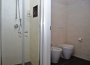Quarto standard | Banheiro | Secador de cabelo, bidê, toalhas de banho, sabonete