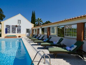 Outdoor pool, open 9:00 AM to 8:00 PM, pool loungers - Vida-Vi, Country House and B&B (Caldas da Rainha)
