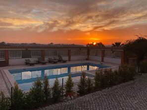 Una piscina al aire libre (de 09:00 a 20:00), tumbonas