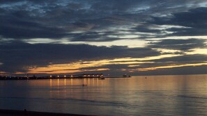 På stranden og solsenger
