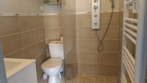 Regadera, secadora de cabello, jabón, shampoo